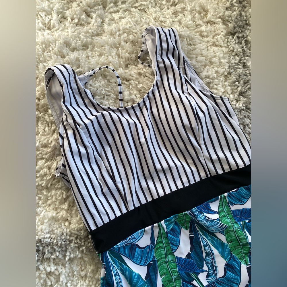 Women’s black striped tropical leafy one piece swimsuit size medium NWT - Picture 3 of 7
